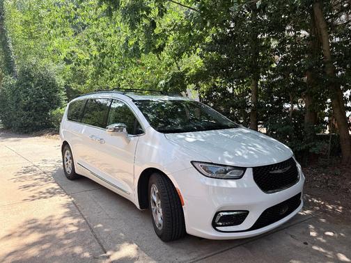 White 2022 Chrysler Pacifica Limited