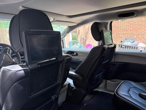 White 2022 Chrysler Pacifica Limited