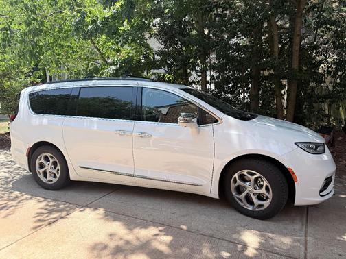 White 2022 Chrysler Pacifica Limited