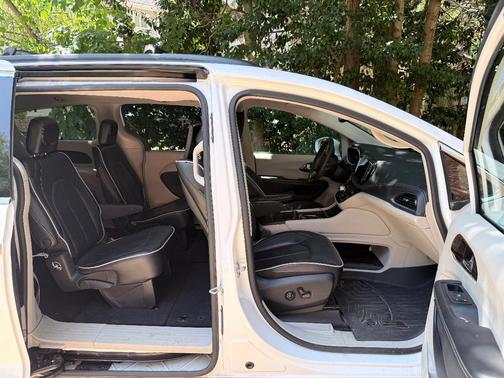 White 2022 Chrysler Pacifica Limited