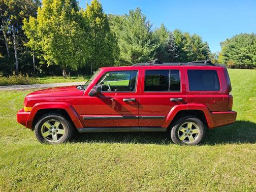 Red 2006 Jeep Commander Base