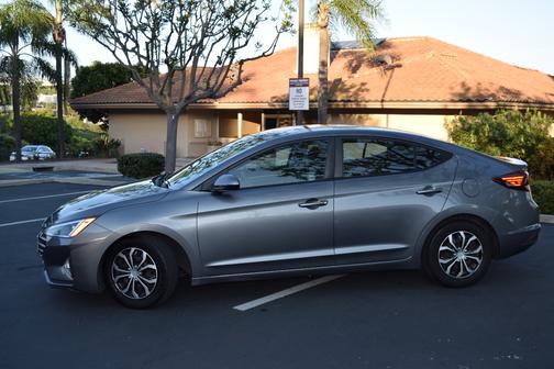 2019 Hyundai ELANTRA SE