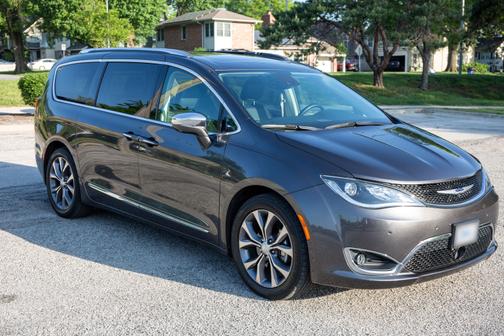 Photo 1 of 30 of 2019 Chrysler Pacifica Limited