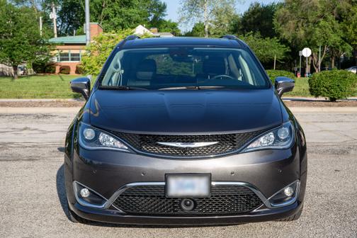 Photo 2 of 30 of 2019 Chrysler Pacifica Limited