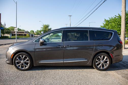 Photo 4 of 30 of 2019 Chrysler Pacifica Limited