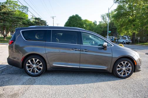 Photo 5 of 30 of 2019 Chrysler Pacifica Limited