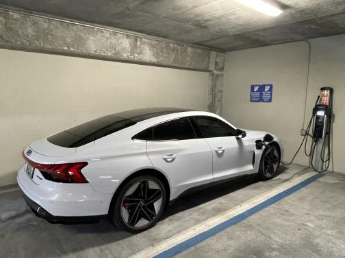 Photo 3 of 6 of 2022 Audi RS e-tron GT Base