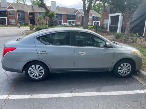 Gray 2012 Nissan Versa 1.6 SV