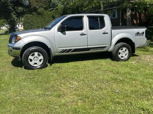Silver 2005 Nissan Frontier SE Crew Cab