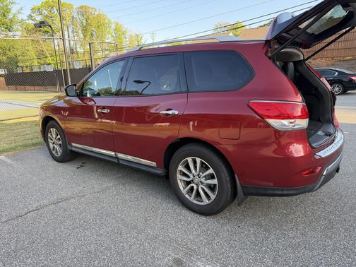 Red 2015 Nissan Pathfinder SL