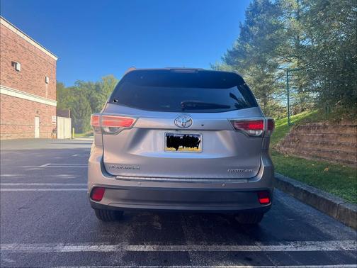 Silver 2014 Toyota Highlander Limited Platinum