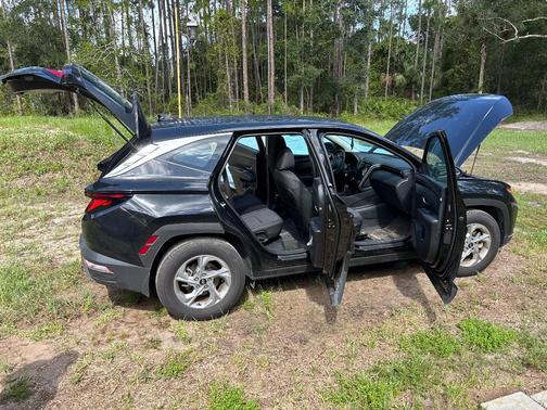 Black 2024 Hyundai TUCSON SE