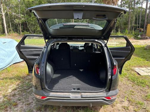 Black 2024 Hyundai TUCSON SE