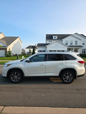 White 2019 Toyota Highlander XLE