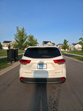 White 2019 Toyota Highlander XLE