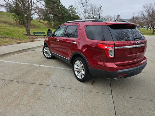 Red 2015 Ford Explorer Limited