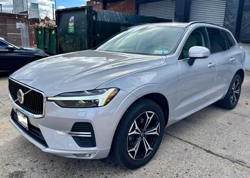 2022 Volvo XC60 B5 Momentum