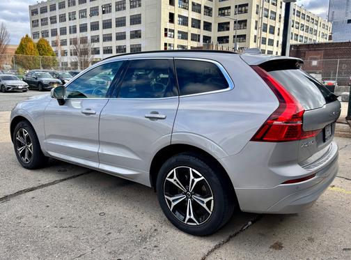 2022 Volvo XC60 B5 Momentum