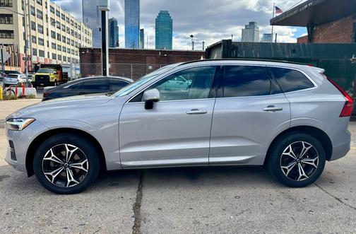 2022 Volvo XC60 B5 Momentum