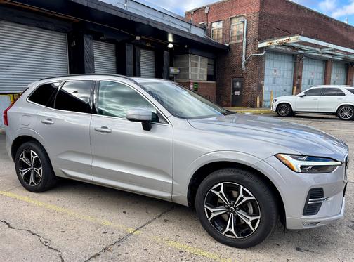 2022 Volvo XC60 B5 Momentum