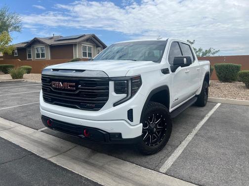 White 2024 GMC Sierra 1500 AT4