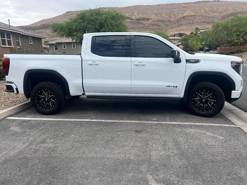 White 2024 GMC Sierra 1500 AT4