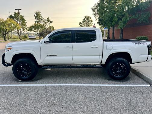 White 2017 Toyota Tacoma SR