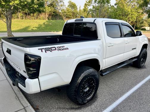 White 2017 Toyota Tacoma SR