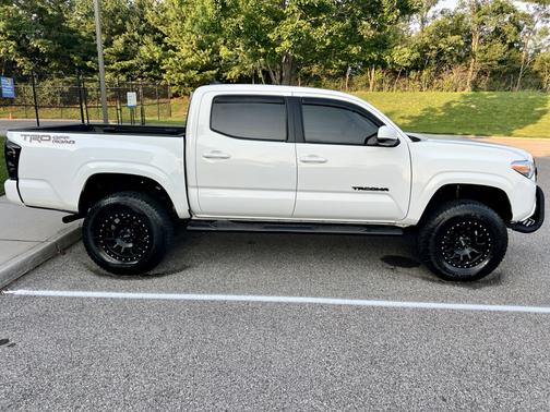 White 2017 Toyota Tacoma SR