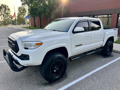 White 2017 Toyota Tacoma SR