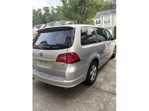2011 Volkswagen Routan SE