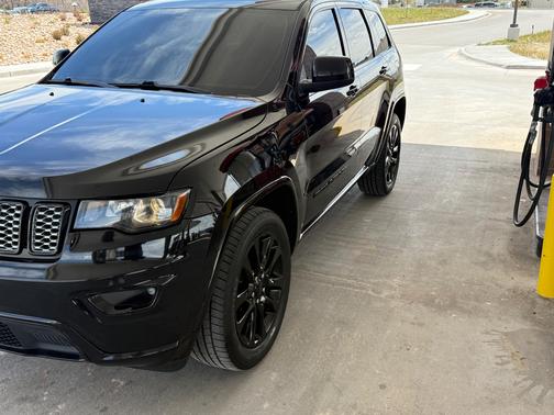 Black 2018 Jeep Grand Cherokee Altitude