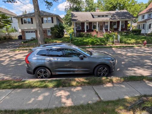 Gray 2019 Volvo XC60 T6 Momentum