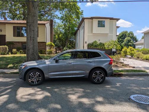 Gray 2019 Volvo XC60 T6 Momentum