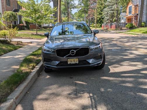 Gray 2019 Volvo XC60 T6 Momentum