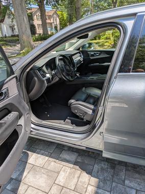 Gray 2019 Volvo XC60 T6 Momentum