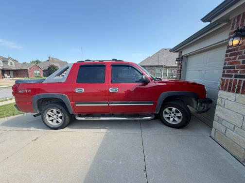 Red 2004 Chevrolet Avalanche 1500