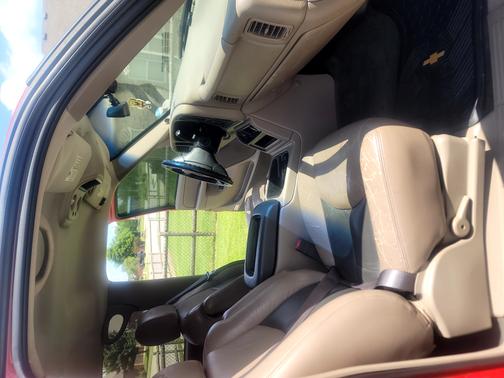 Red 2004 Chevrolet Avalanche 1500