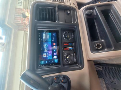 Red 2004 Chevrolet Avalanche 1500