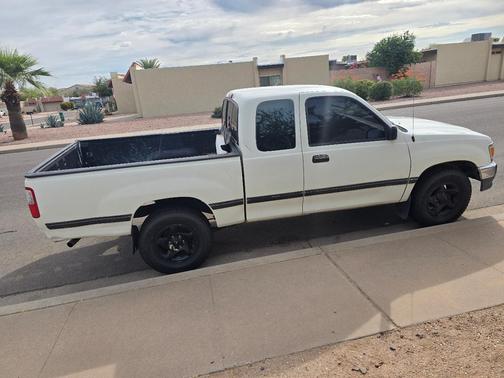 White 1995 Toyota T100 DX Xtracab