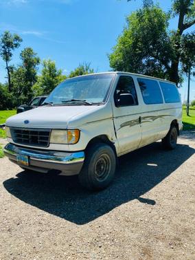 White 1995 Ford Club Wagon XLT H/D