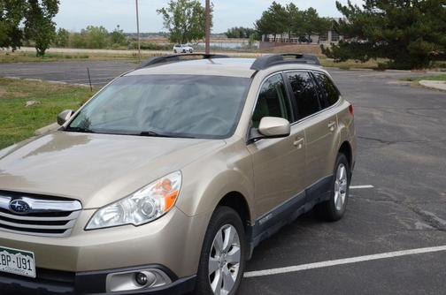 Gold 2010 Subaru Outback 2.5 i Premium