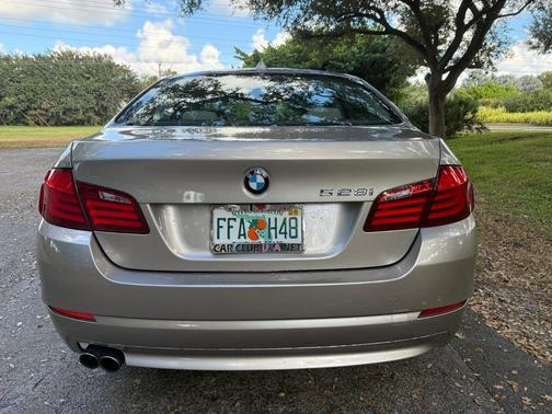 2011 BMW 528 i