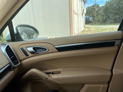 2014 Porsche Cayenne Cayenne Platinum Edition