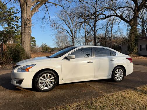 White 2015 Nissan Altima 2.5 S