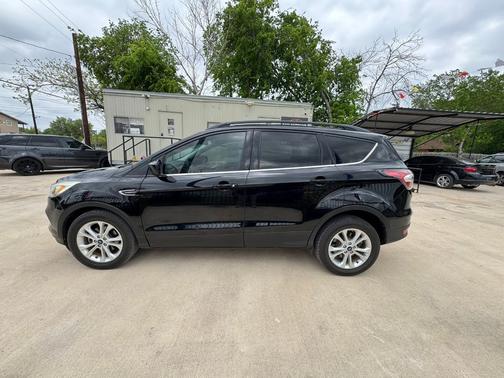 Black 2017 Ford Escape SE