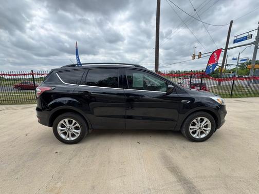 Black 2017 Ford Escape SE