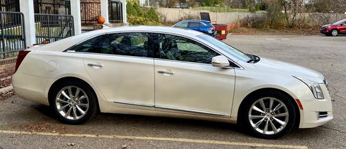White 2013 Cadillac XTS Luxury