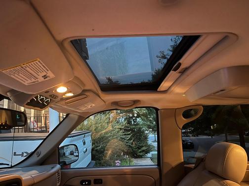 Beige 2005 Chevrolet Suburban 1500 LT
