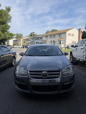 Gray 2010 Volkswagen Jetta SE